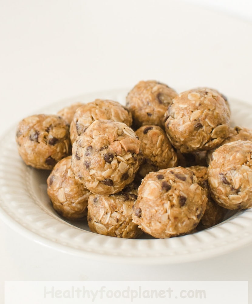 Classic-peanut-butter-and-chocolate-chip-oatmeal-energy-balls